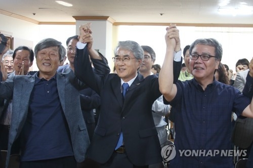 박종훈 경남교육감(가운데)
