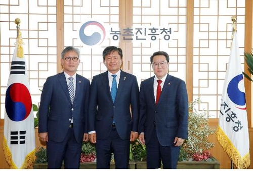 (왼쪽부터) 김재현 산림청장, 라승용 농촌진흥청장, 남재철 기상청장
