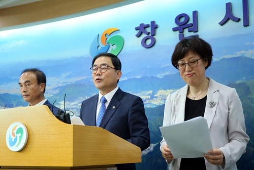 회견하는 허성무 창원시장 당선인(가운데)