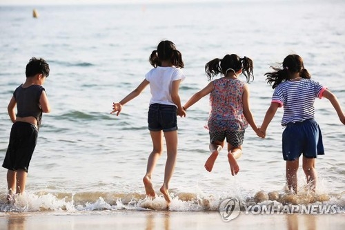 덥다 더워…대천해수욕장 찾은 어린이들