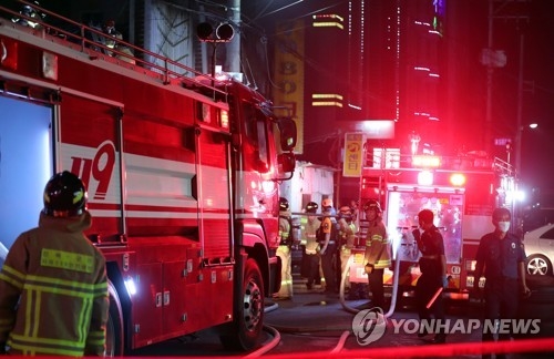 군산 유흥주점서 화재 (군산=연합뉴스) 정경재 기자 = 17일 오후 9시 53분께 전북 군산시 장미동 한 유흥주점에서 불이 나 소방대원이 구조작업을 하고 있다. 2018.6.18jaya@yna.co.kr(끝)