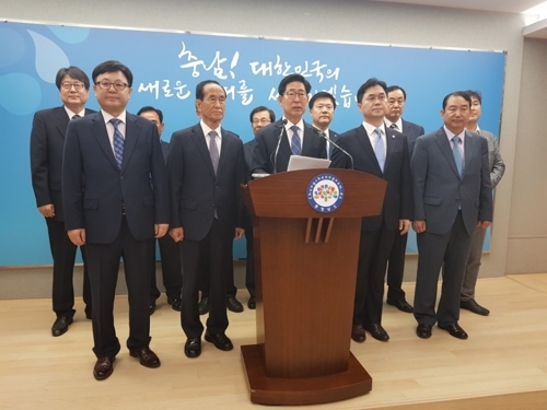 양승조(왼쪽 세 번째) 충남지사 당선인