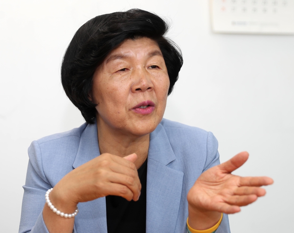 인터뷰하는 노옥희 울산교육감 당선인