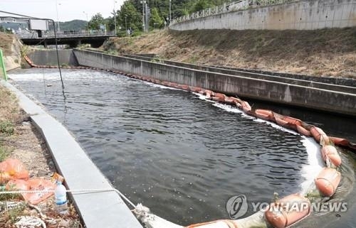 낙동강으로 흐르는 방류수[연합뉴스 자료사진]
