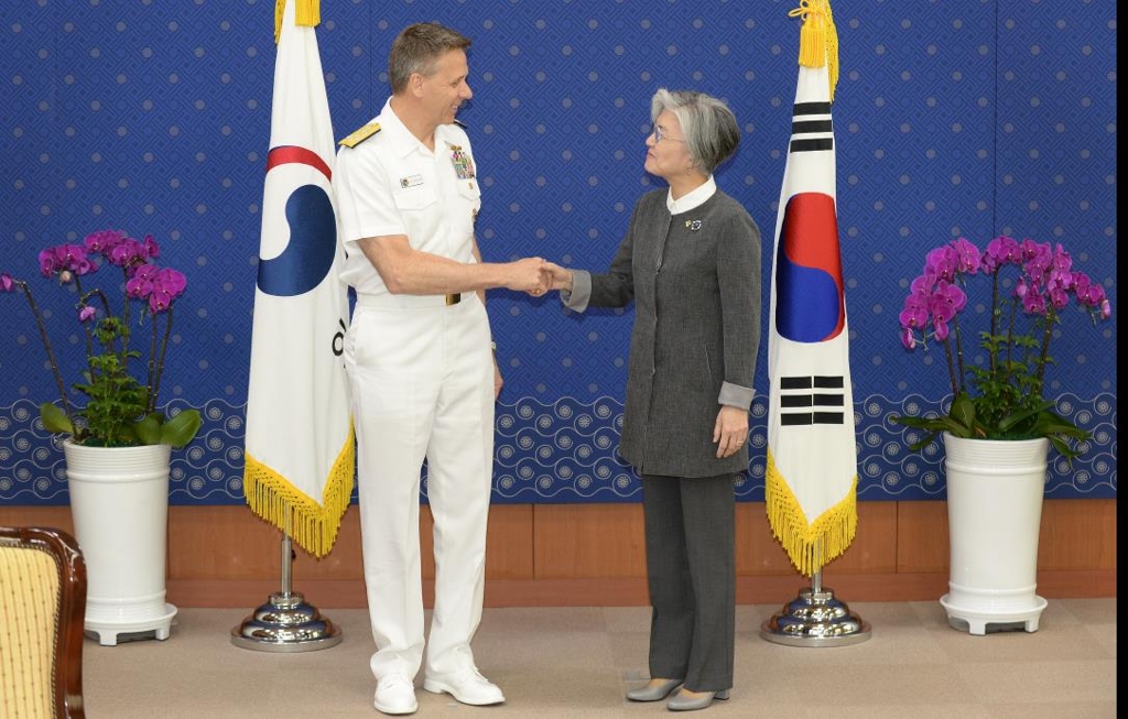美인도태평양사령관과 악수하는 강외교