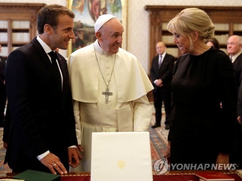 프란치스코 교황(가운데)을 예방한 마크롱 프랑스 대통령 부부 [로이터=연합뉴스] 