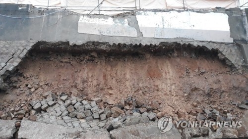 집중호우에 부산 흰여울마을 옹벽 붕괴