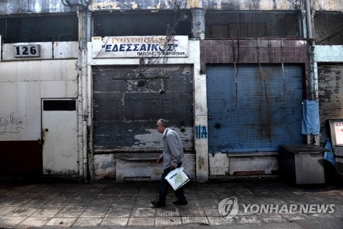 문닫힌 아테네 상점 앞을 지나는 그리스 노인 [AFP=연합뉴스] 