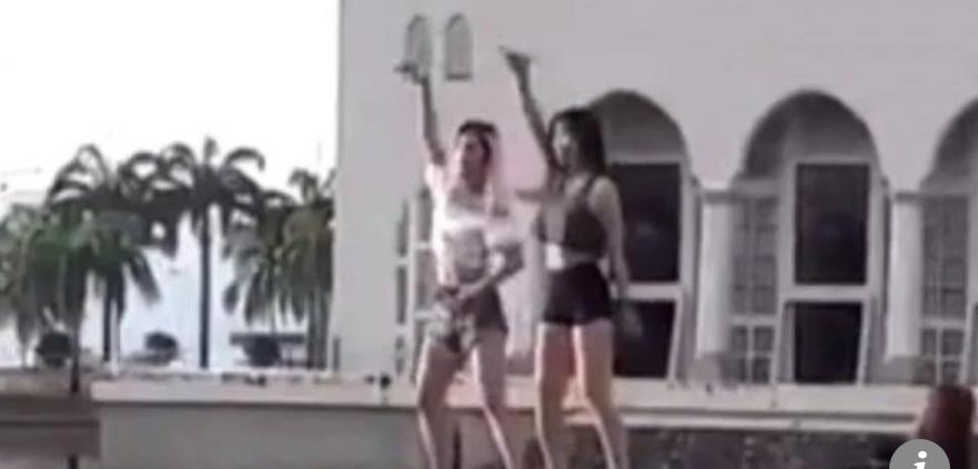 말레이시아 이슬람 사원 앞에서 섹시 댄스를 추는 중국인 관광객들