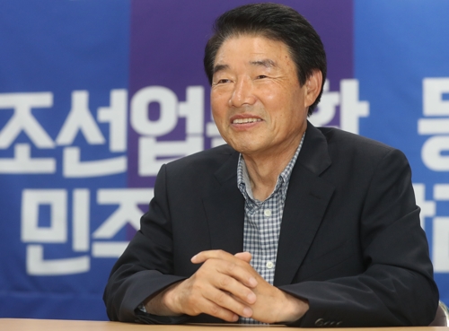 인터뷰하는 정천석 울산 동구청장