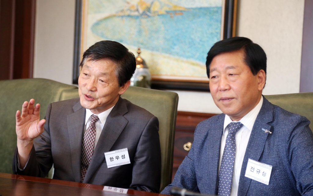 인터뷰하는 한우성 재외동포재단 이사장 (베이징=연합뉴스) 김진방 특파원 = 4일 중국 베이징에서 열린 제1회 중국 한상CEO 포럼에 참석한 한우성 재외동포재단 이사장(왼쪽)과 전규상 길림천우건설그룹 회장이 인터뷰를 고고 있다. 2018.7.4 chinakim@yna.co.kr(끝)