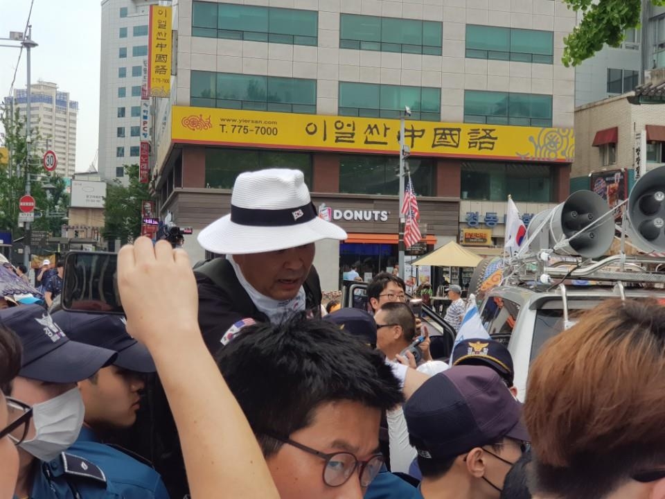 쌍용차 분향소-친박단체, 대한문 앞 이틀째 대치 - 3
