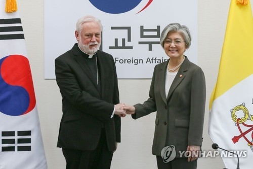 강경화 장관과 폴 갤러거 대주교