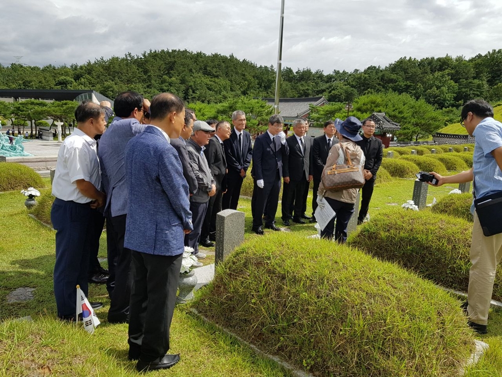 5·18묘지 김경철 열사 묘소 참배하는 전국농아인대회 참가자