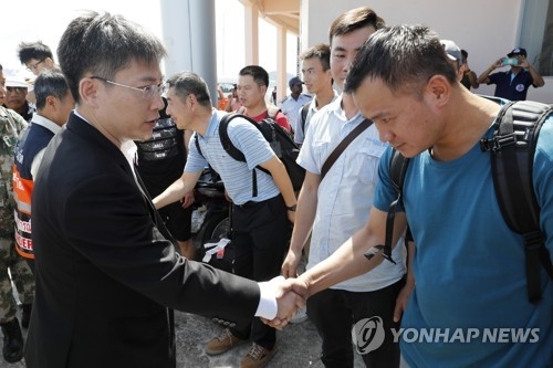 실종자 수색 나서는 중국인 잠수사(오른쪽) 격려하는 주태국 중국 대사[AP=연합뉴스