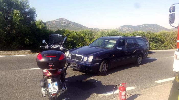 배우 조지 클루니가 10일 이탈리아 사르데냐 섬의 한 도로에서 스쿠터(왼쪽)를 타고 가다 접촉사고를 당했다. [ANSA통신] 