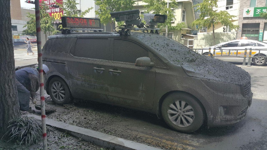 시멘트에 뒤덮인 단속 차량
