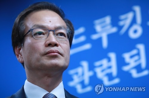 생각 잠긴 허익범 특검(서울=연합뉴스) 홍해인 기자 = 댓글 여론조작' 의혹을 수사 중인 허익범 특별검사가 특검 지명 한 달·공식 수사개시 10일 차를 맞아 6일 오후 서울 서초구 특검 기자실에서 수사 상황 관련 브리핑을 하며 특검보의 추가 설명을 들으며 생각에 잠겨 있다. 2018.7.6hihong@yna.co.kr(끝)