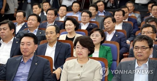 '난장판' 한국당 의총…고성에 인신공격성 발언 난무(종합) - 1