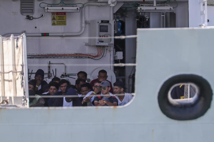 12일 이탈리아 해안경비대의 함정을 타고 시칠리아 항만에 입항한 난민들 [ANSA통신] 