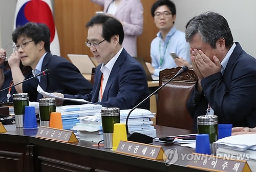 최저임금위 전원회의 주재하는 류장수 위원장(가운데)