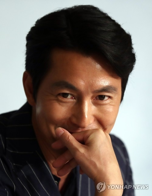 미소 짓는 정우성