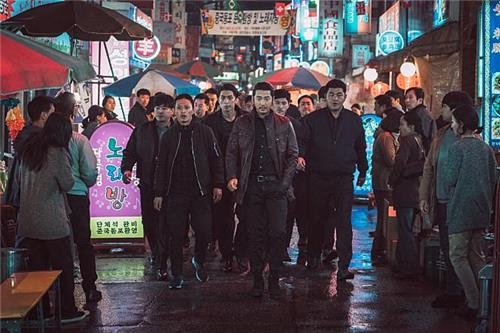 중국 교포들이 많이 사는 서울 구로구 가리봉동을 배경으로 경찰과 조직폭력배의 대결을 그린 영화 '범죄도시'의 한 장면.
