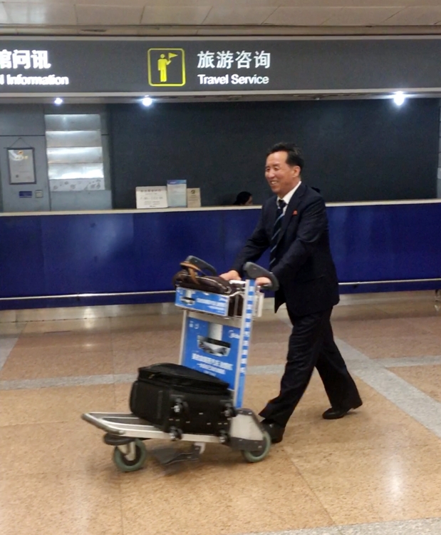베이징 공항에 도착한 류명선 북한 국제부 부부장