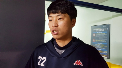 취재진과 인터뷰 중인 구승민