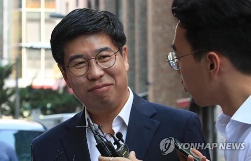 취재진 바라보는 백원우 청와대 민정비서관 (서울=연합뉴스) 한종찬 기자 = 백원우 청와대 민정비서관이 15일 오전 서울 강남구 특검 사무실로 향하고 있다. 특검팀은 이날 백 비서관을 참고인 신분으로 비공개 소환해 그가 드루킹의 댓글조작 행위 등을 어디까지 알고 있었으며 그의 인사청탁 등과 관련해 어떤 조처를 했는지 등을 조사할 방침이다. 2018.8.15 saba@yna.co.kr(끝)