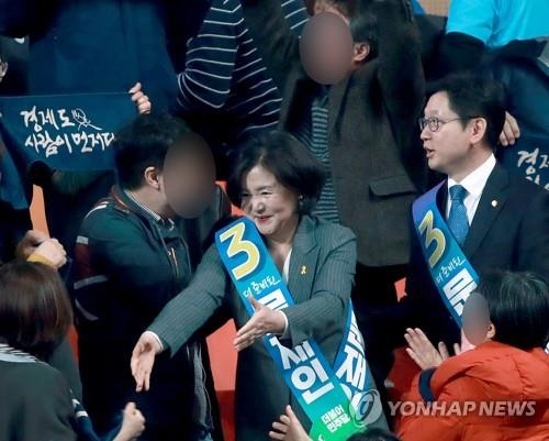 '경인선' 회원들과 인사하는 김정숙 여사와 김경수 의원 [연합뉴스 자료사진]