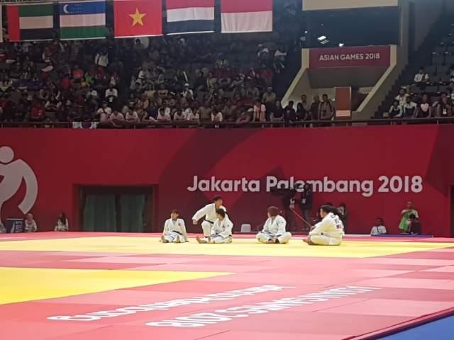 (자카르타=연합뉴스) 김경윤 기자 = 한국 유도대표팀 선수들이 1일 인도네시아 자카르타 컨벤션센터에서 열린 2018 자카르타·팔렘방 아시안게임 혼성 단체전 일본과 8강전에서 지도승이 10점으로 둔갑해 패배 판정이 내려지자 매트를 떠나지 않고 항의하고 있다. 2018.9.1cycle@yna.co.kr
