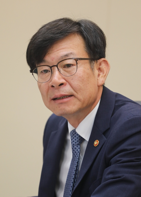 인터뷰하는 김상조 공정거래위원장