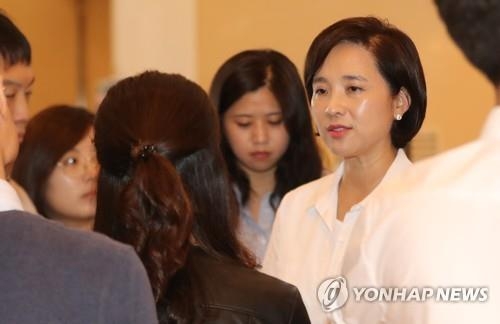 취재진에 둘러싸인 유은혜 부총리 후보자