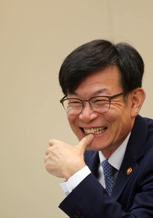 인터뷰하는 김상조 공정거래위원장
