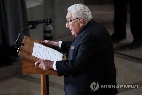 키신저 "매케인은 미국에 운명의 선물"
