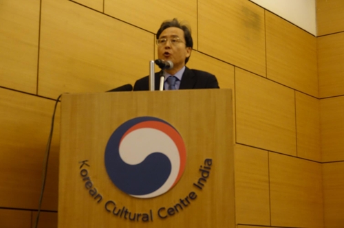 인도 방통대에 한국어 강좌 처음 개설(뉴델리=연합뉴스) 김영현 특파원 = 인도 방송통신대학교인 '인디라간디 국립개방대'에 한국어 강좌가 처음으로 개설됐다. 9일(현지시간) 오후 인도 뉴델리 주인도 한국문화원에서는 신봉길 주인도 한국대사(사진), 나게쉬바르 라오 인디라간디 국립개방대 총장 등이 참석한 가운데 이와 관련 기념행사가 열렸다. 2018.9.9