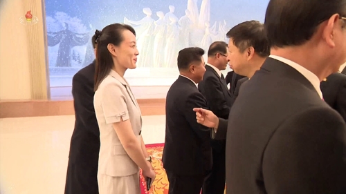 구면인 북한 김여정과 중국 쑹타오, 반가운 인사