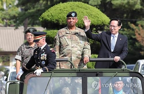 밝은 표정으로 손흔드는 송영무 국방장관