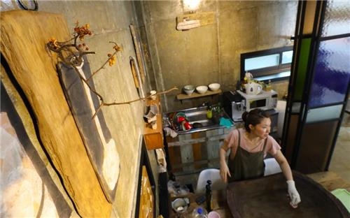 공방 '소일'의 이은주 작가가 작품활동을 하고 있다.
