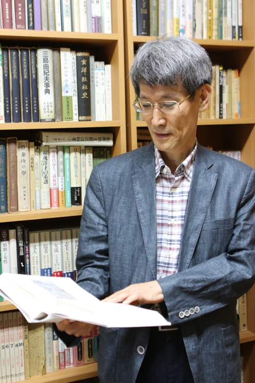 (서울=연합뉴스) 박상현 기자 = 박희병 서울대 국어국문학과 교수가 관악구 서울대 연구실에서 저서 '능호관 이인상 서화평석'을 보고 있다.