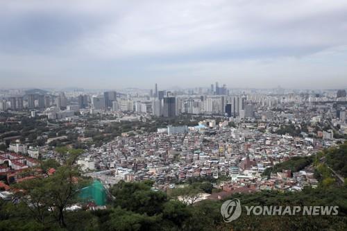 주택시장 전망은? (서울=연합뉴스) 박동주 기자 = 14일 오전 서울 남산에서 바라본 아파트 단지 등 서울 시내 모습. 정부는 전날 '9·13 주택시장 안정방안' 발표에서 서울·세종 전역과 부산·경기 일부 등 집값이 급등한 조정대상지역 2주택 이상 보유자에게 주택분 종합부동산세 최고세율을 최고 3.2%로 중과하고, 세 부담 상한도 150%에서 300%로 올린다고 밝혔다. 2018.9.14 pdj6635@yna.co.kr