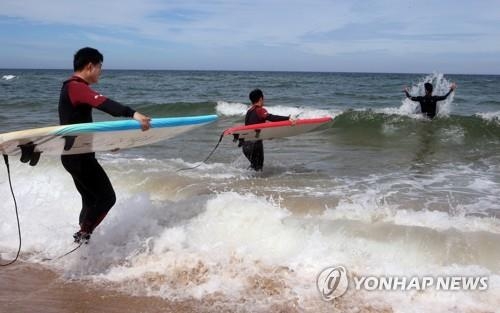  서핑 명소로 부상한 강릉 금진해변. [연합뉴스 자료 사진]
