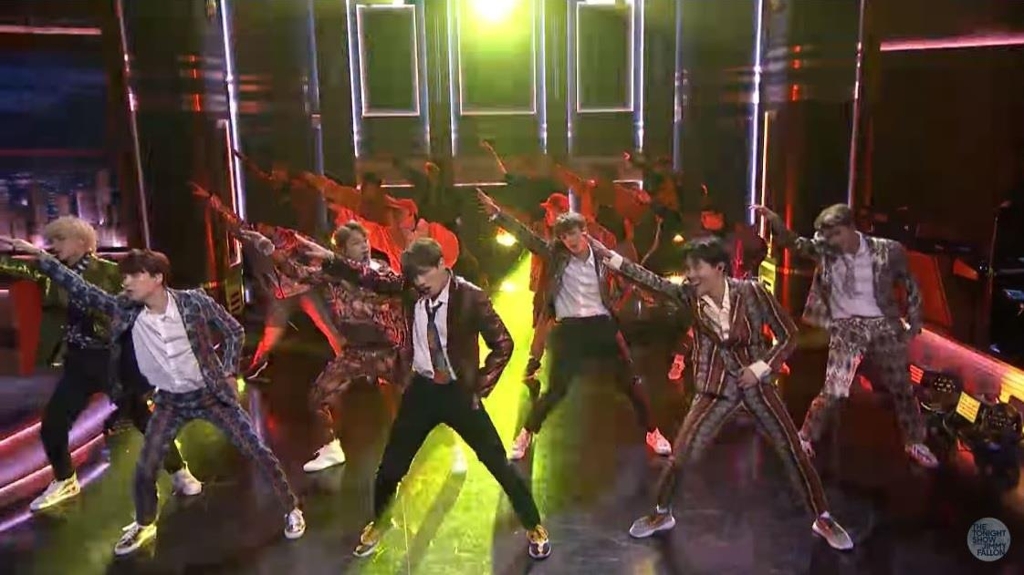 NBC '지미 팰런쇼'에서 '아이돌' 공연하는 방탄소년단