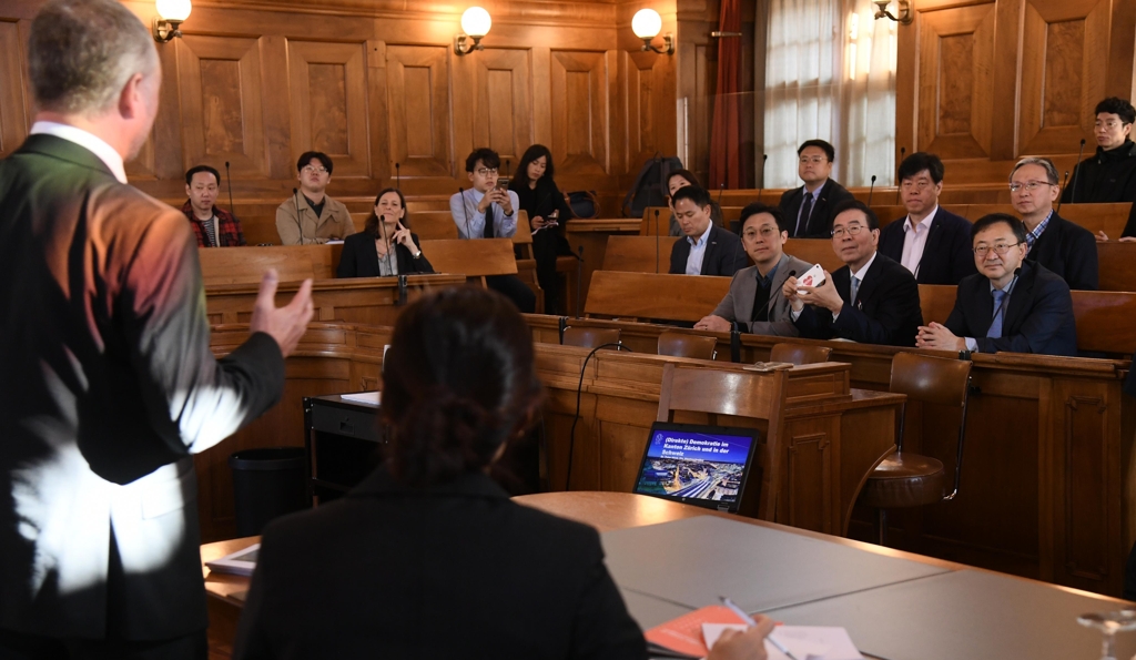 스위스 직접민주주의제도 설명듣는 박원순 서울시장
