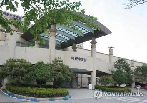 軍병원서도 의료기기 납품업체 직원이 의료행위…12차례 적발 - 4