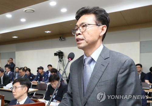 답변하는 홍장표 전 경제수석