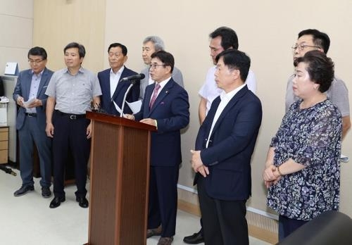 (청주=연합뉴스) KTX 오송역 명칭개정 시민위원회가 지난 8월 28일 청주시청 브리핑룸에서 기자회견을 열어 '청주오송역'으로 확정된 명칭 개정안을 발표하고 있다.