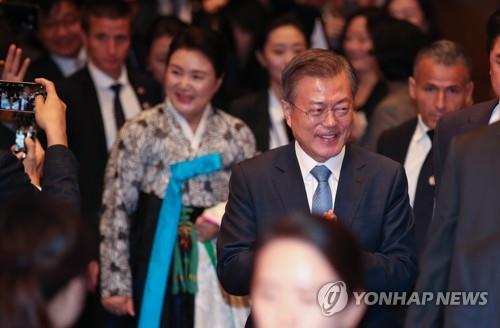재프랑스 동포간담회 입장하는 문 대통령