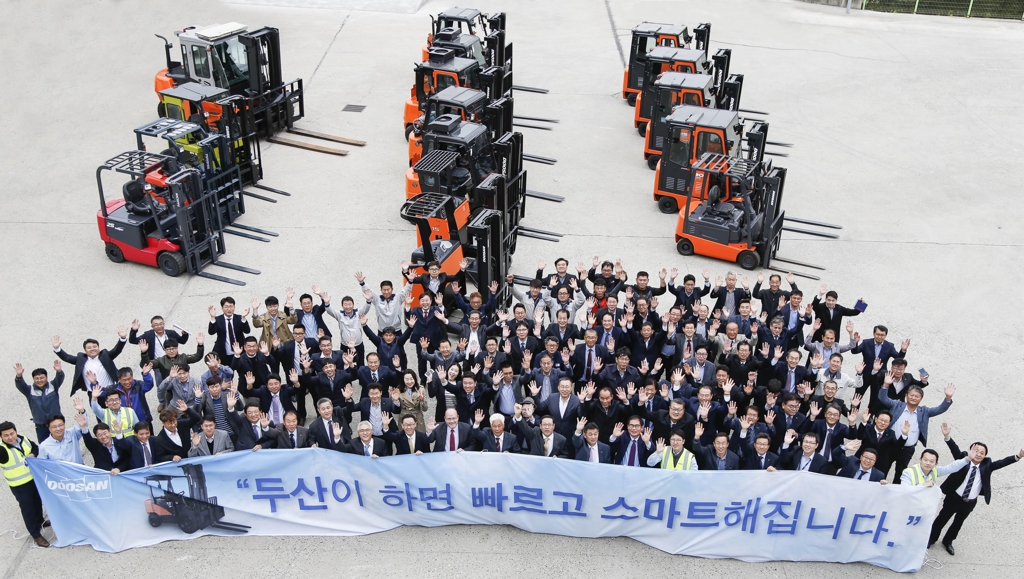 최근 경기도 평택 두산로지피아 오픈 기념행사에 참석한 ㈜두산 임직원들과 내빈들이 단체사진을 촬영하고 있다.
